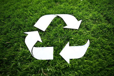 回收标致背景图片_草地上印着回收图标