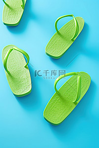 蓝色背景上的绿色拖鞋