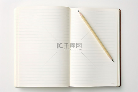 空白笔记本背景图片_隔离的空白笔记本和铅笔