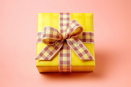 黄色和粉色格子小礼盒，黄色背景上有丝带