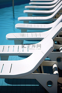 日光庭院背景图片_白色泳池椅，上面穿着人字拖