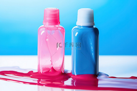 一个蓝色瓶子和一个粉色瓶子的指甲油