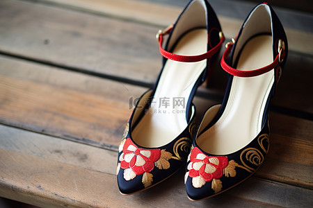 鞋子黑色背景图片_红色和黑色的鞋子装饰木地板
