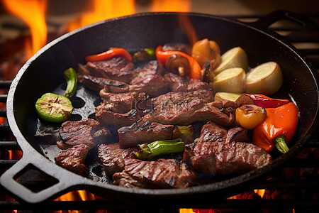 肉牛肉背景图片_肉和蔬菜正在煎锅中的烤架上烹饪