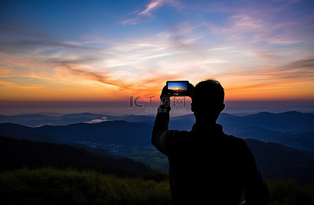 一名男子在山上自拍时拍摄日落