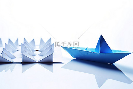 白色背景上指向向上的纸船和蓝色箭头