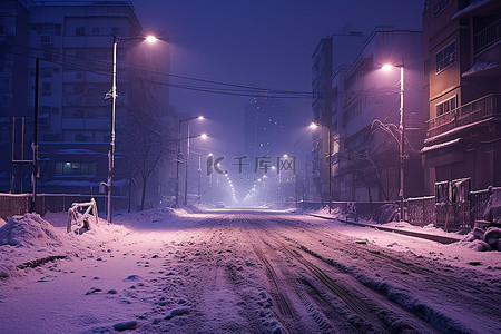夜晚城市中一条白雪覆盖的街道