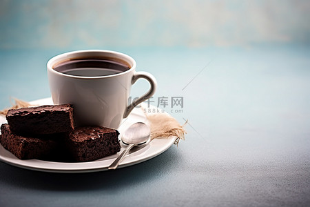 架子上的一杯咖啡和布朗尼蛋糕