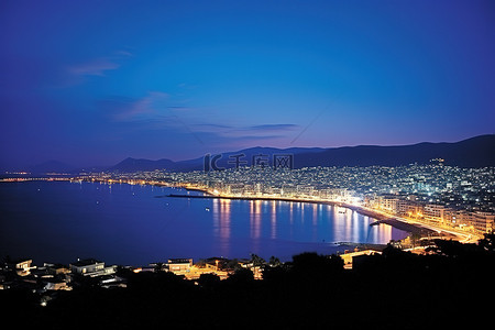 夜间的雅典城，远处是蓝色的大海