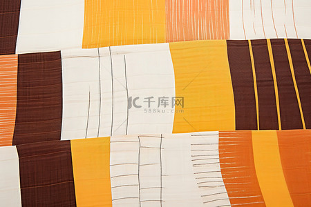 一件作品是用黄棕色和橙色编织而成的