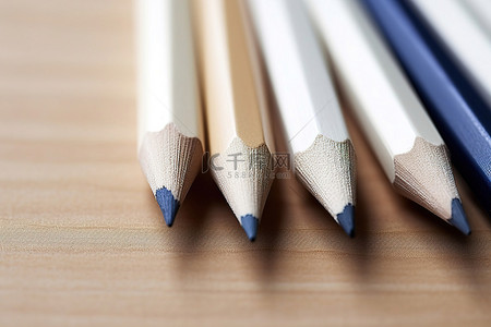 木质铅笔背景图片_木质表面上的铅笔