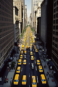 一条长长的黄色出租车停在几条城市街道上