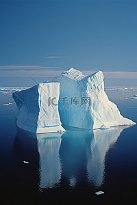 冰山背景图片_两座大冰山漂浮在水中