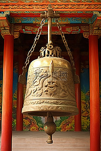 一座大钟坐落在一栋中国建筑的彩绘背景上