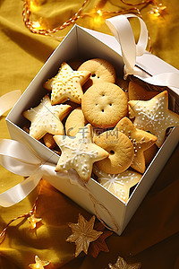 一盒带有圣诞星和装饰品的饼干