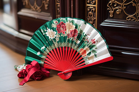 中国传统盒背景图片_坐在木地板上的中国纸扇