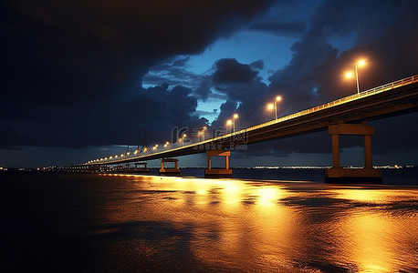 云层上方背景图片_夜晚，一座桥透过云层出现在水体上方