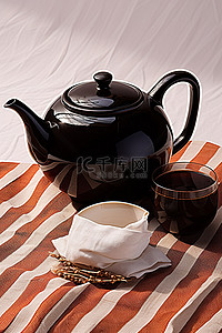 条纹桌布上的黑色茶壶