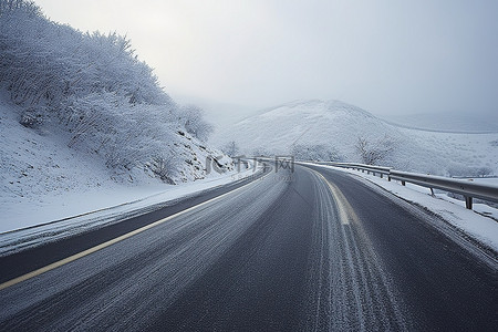 苏格兰雪地怀尔峡谷中的路