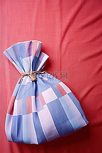蓝色包里有粉色红蓝色连衣裙图案的包