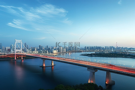 水桥城市背景图片_图片显示了一座横跨水面的桥