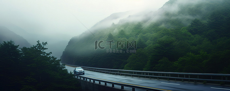 山汽车背景图片_汽车在山中行驶的图像