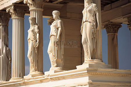 春燕雕像背景图片_前面有柱子和雕像的寺庙