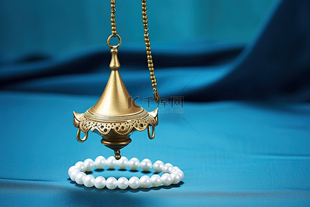 工具蓝色背景图片_蓝色背景上的白色珍珠吊坠 — 金灯