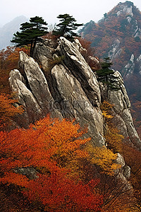 天山天池风景背景图片_秋天山顶上的一组岩石