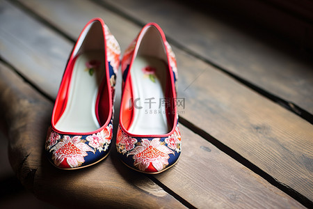 木板刺绣中式婚鞋