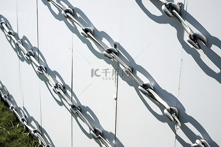 锌钢围栏背景图片_链式围栏的所有银链环