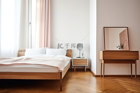 一间小卧室，配有白色床梳妆镜和硬木地板