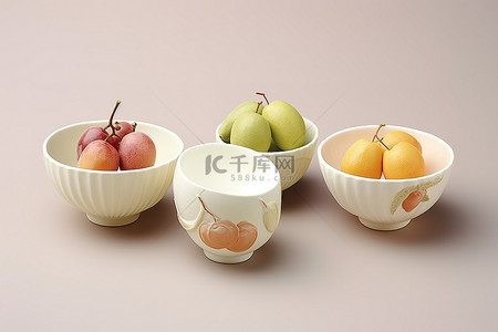 甜的水果背景图片_四个碗，上面有几种不同类型的水果
