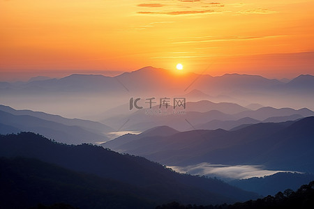 太阳正在落山和山谷