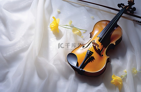 灰色小提琴背景图片_一把小提琴放在灰色的表面上