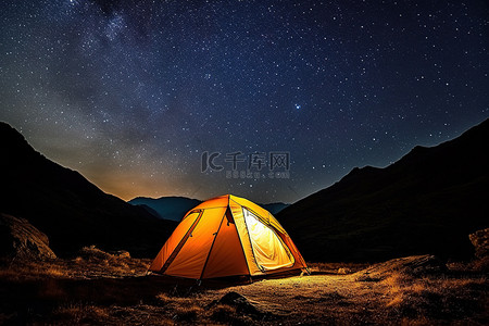 夜晚帐篷背景图片_山上的帐篷，头顶是银河