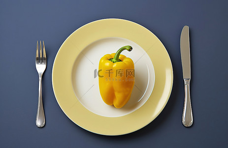一个辣椒背景图片_一个敞口的盘子，上面放着黄辣椒