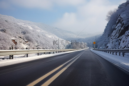 空旷的道路上被雪覆盖的道路