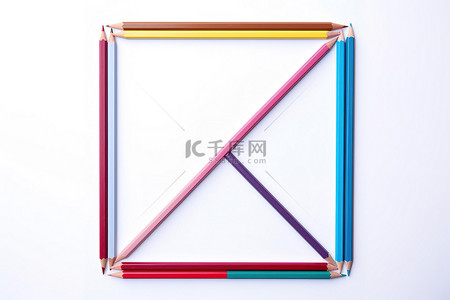 方形框架中的彩色铅笔