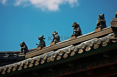 屋顶上覆盖着狗的小雕像