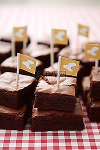 棕色布背景图片_白色和棕色布朗尼蛋糕顶部的小旗帜