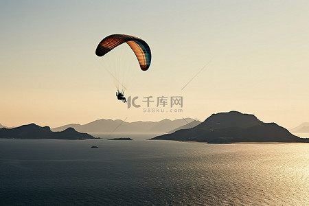 直播达人背景图片_在苏蒂达的海洋和山脉上滑翔伞
