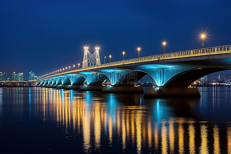 夜间有灯光的桥梁的图像