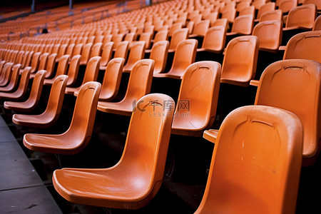 足球看台背景图片_橙色的足球座椅被用来建造一个空荡荡的体育场