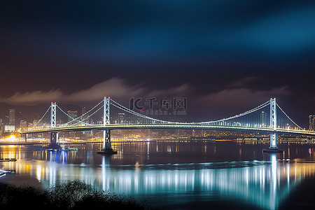 清华渡口大桥夜景，背后是城市天际线