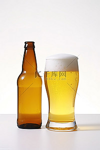 啤酒白背景图片_白色表面上的 3 杯啤酒和一瓶啤酒