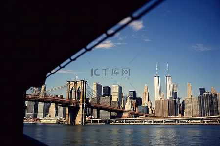 美国大桥背景图片_在布鲁克林大桥和天际线下
