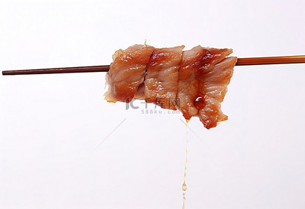 餐具筷子背景图片_白色背景上筷子上挂着的一块切片食物