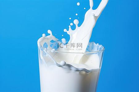 痕迹痕迹背景图片_蓝色背景上的一杯牛奶，显示出飞溅的痕迹