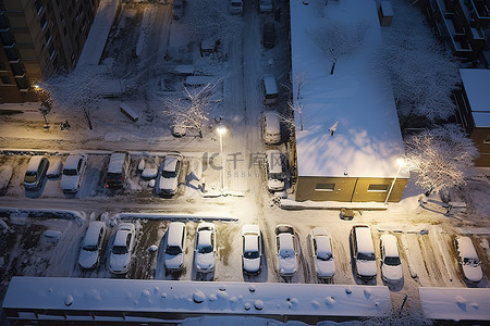雪佛兰汽车促销背景图片_白雪皑皑的车道，下面有汽车在建筑物上方旧金山加利福尼亚州冬季冬季公园皇后区